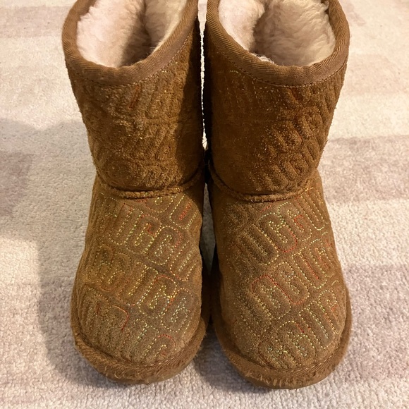 Uggs girls classic short boot, Graphic stitch logo, chestnut, sz 12 - Picture 2 of 6